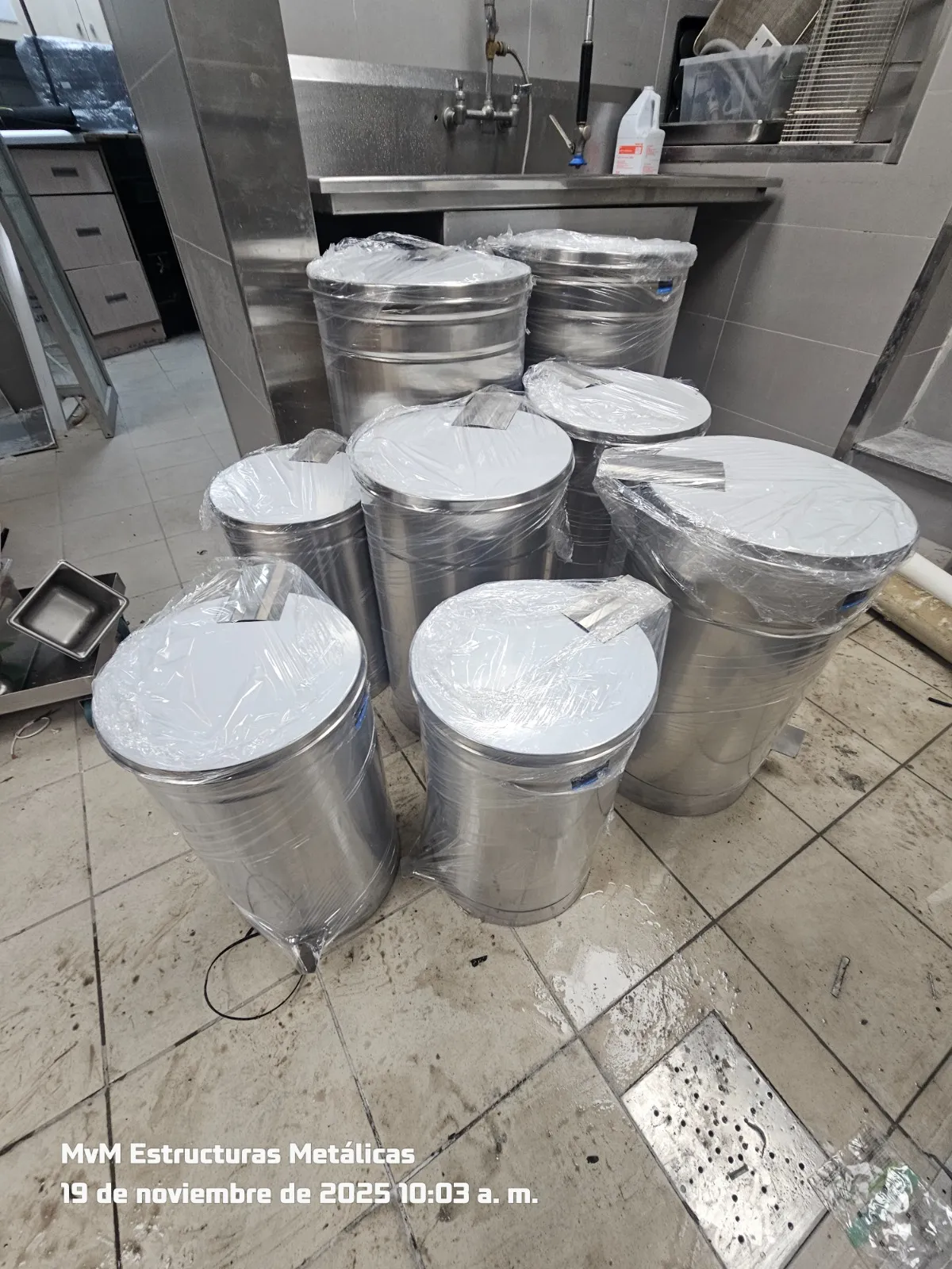 Basureros en acero inoxidable fabricados por Solinox en Santiago, Región Metropolitana de Chile