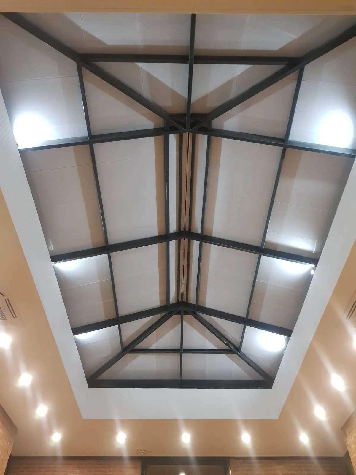 Estructura metálica para terraza y techumbre instalada por Solinox en Santiago, Chile