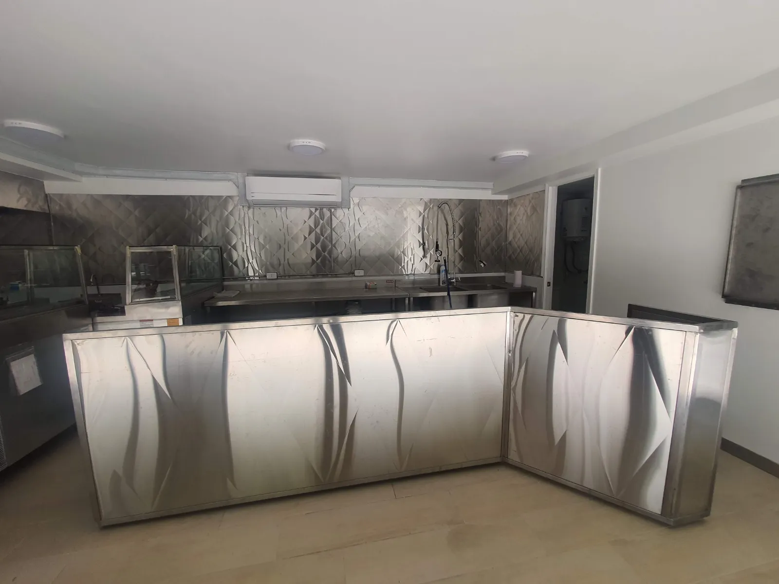 Mesas de trabajo y estanterías en acero inoxidable para cocina industrial en Santiago