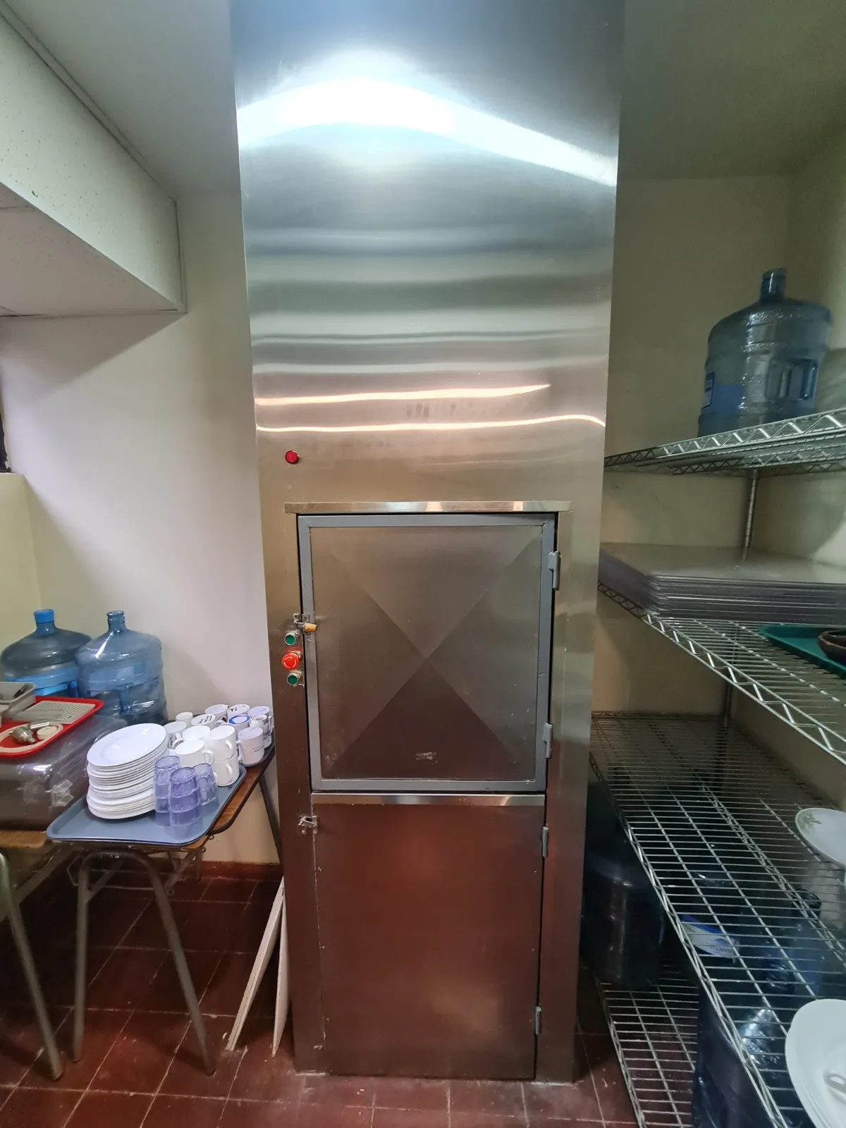 Estación y mobiliario gastronómico en acero inoxidable fabricado por Solinox en la Región Metropolitana