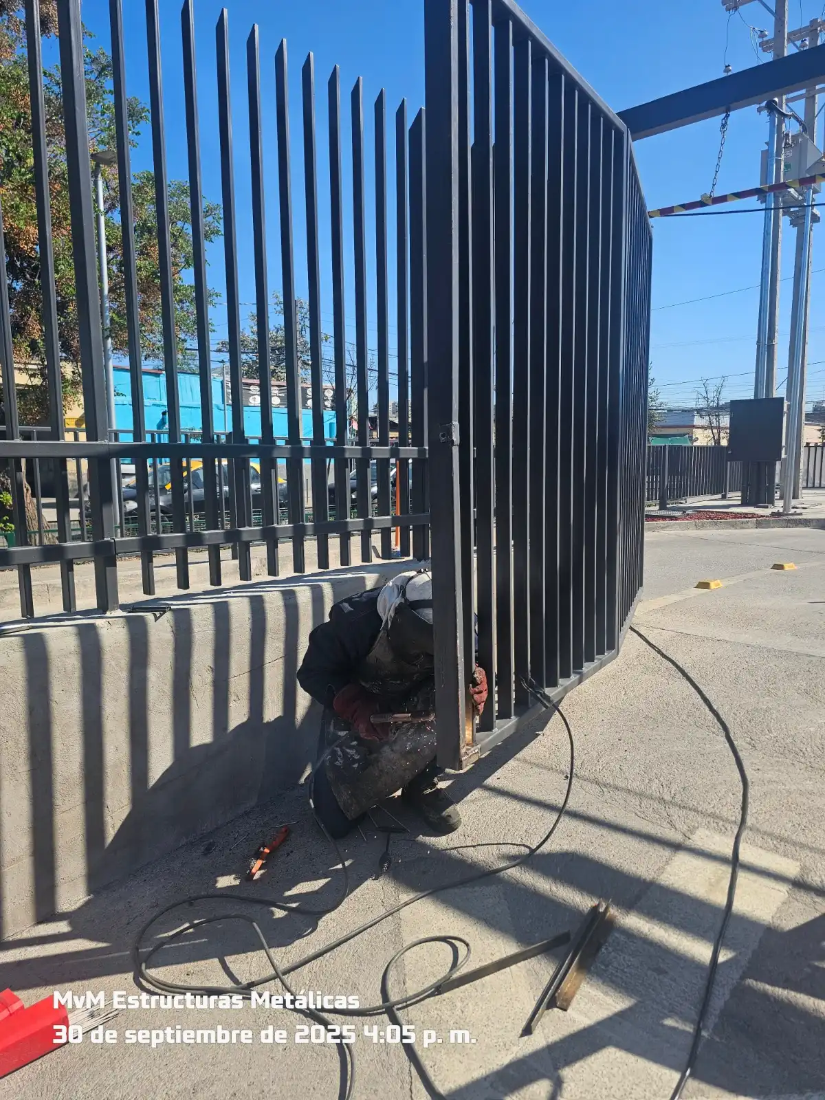 Reparación y mantenimiento de estructuras metálicas y ventanales en interior de edificio comercial