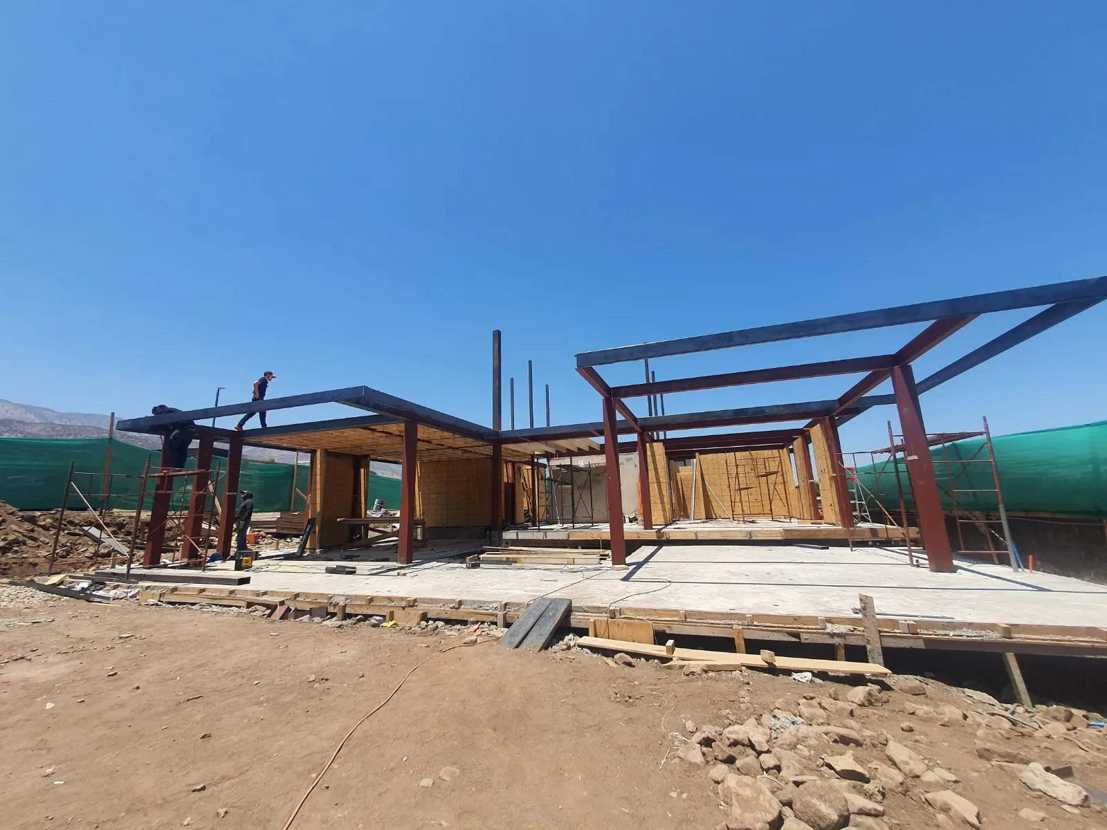 Estructura metálica de acero al carbono para construcción de edificio industrial en Región Metropolitana