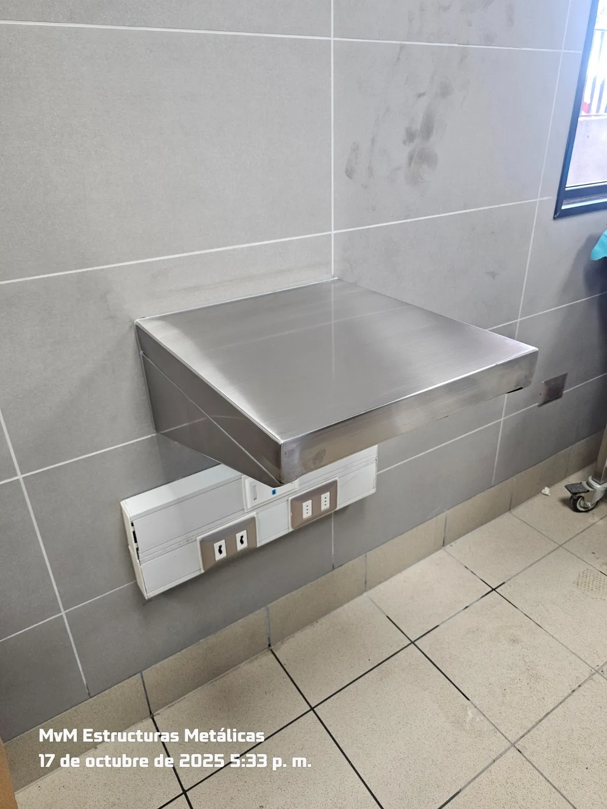 Pasamanos de acero inoxidable y barandas metálicas instaladas por Solinox en acceso peatonal en Santiago